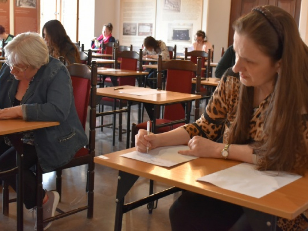 Osoby z różnych stron Polski na II Sandomierskim Dyktandzie 