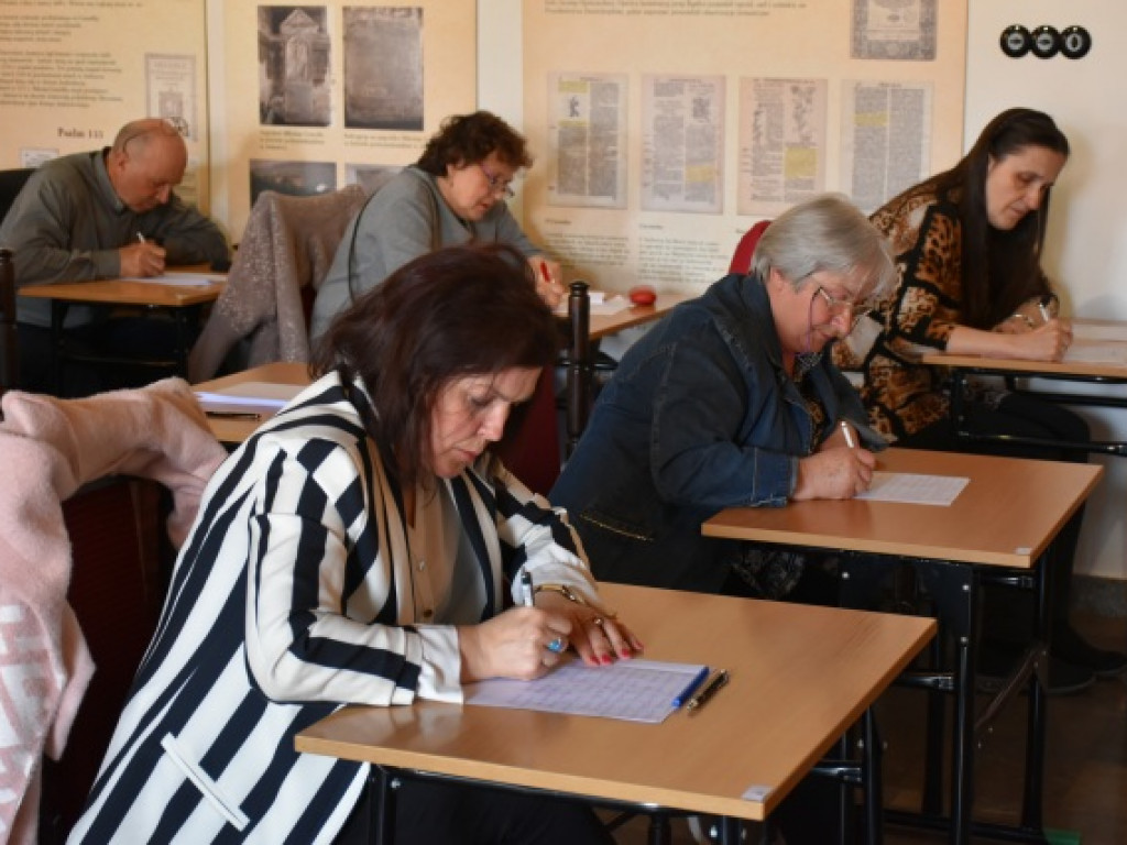 Osoby z różnych stron Polski na II Sandomierskim Dyktandzie 