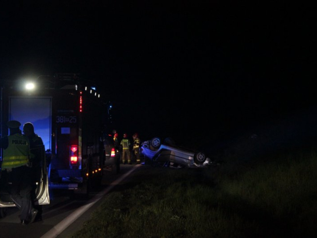 Groźne dachowanie na Wisłostradzie w Tarnobrzegu. Samochodem podróżowały 4 młode osoby [zdjęcia]