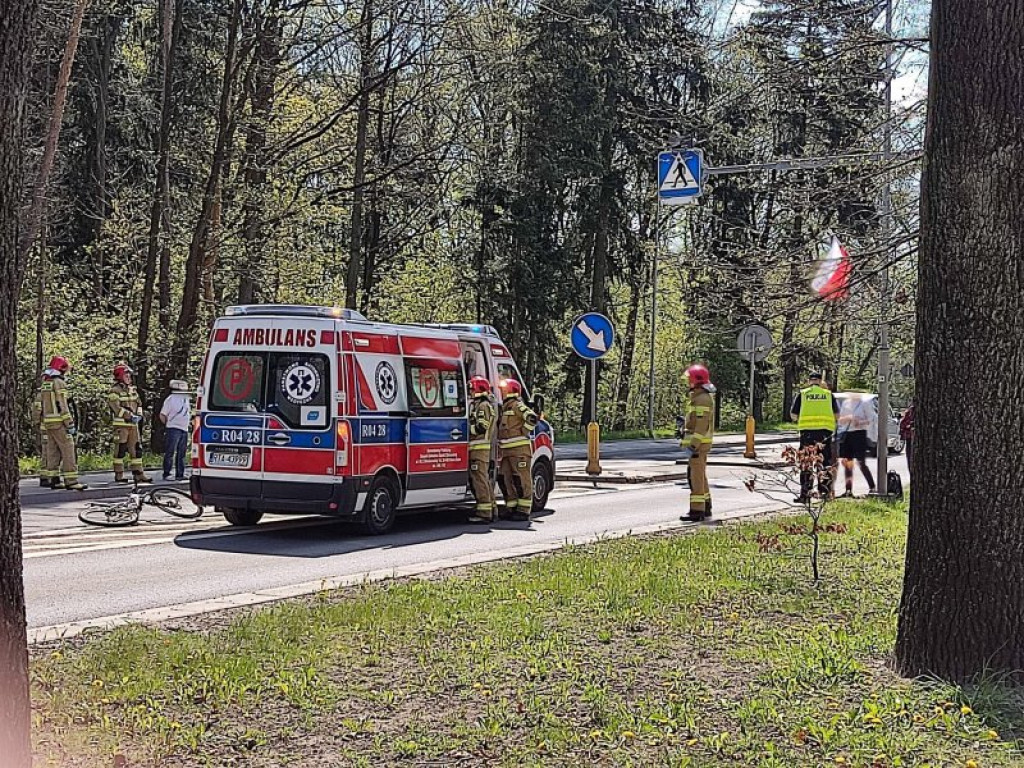 Potrącenie 14-latka w Nowej Dębie. Chłopiec zabrany do szpitala w Rzeszowie [zdjęcia]