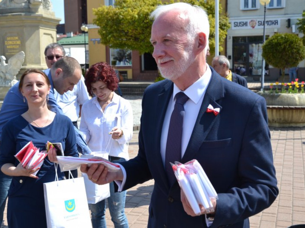 W Tarnobrzegu rozdawano flagi narodowe [zdjęcia]