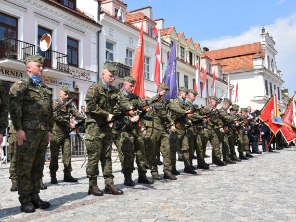 Obchody Narodowego Święta Trzeciego Maja w Sandomierzu. Modlitwa, uroczystość patriotyczna i pokazy kawaleryjskie [zdjęcia]