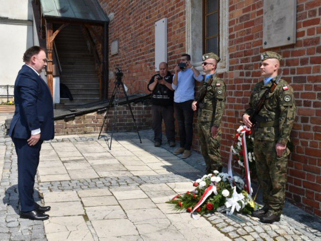 Obchody Narodowego Święta Trzeciego Maja w Sandomierzu. Modlitwa, uroczystość patriotyczna i pokazy kawaleryjskie [zdjęcia]