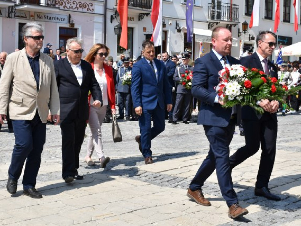 Obchody Narodowego Święta Trzeciego Maja w Sandomierzu. Modlitwa, uroczystość patriotyczna i pokazy kawaleryjskie [zdjęcia]