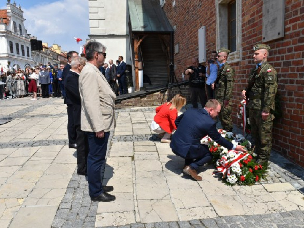 Obchody Narodowego Święta Trzeciego Maja w Sandomierzu. Modlitwa, uroczystość patriotyczna i pokazy kawaleryjskie [zdjęcia]