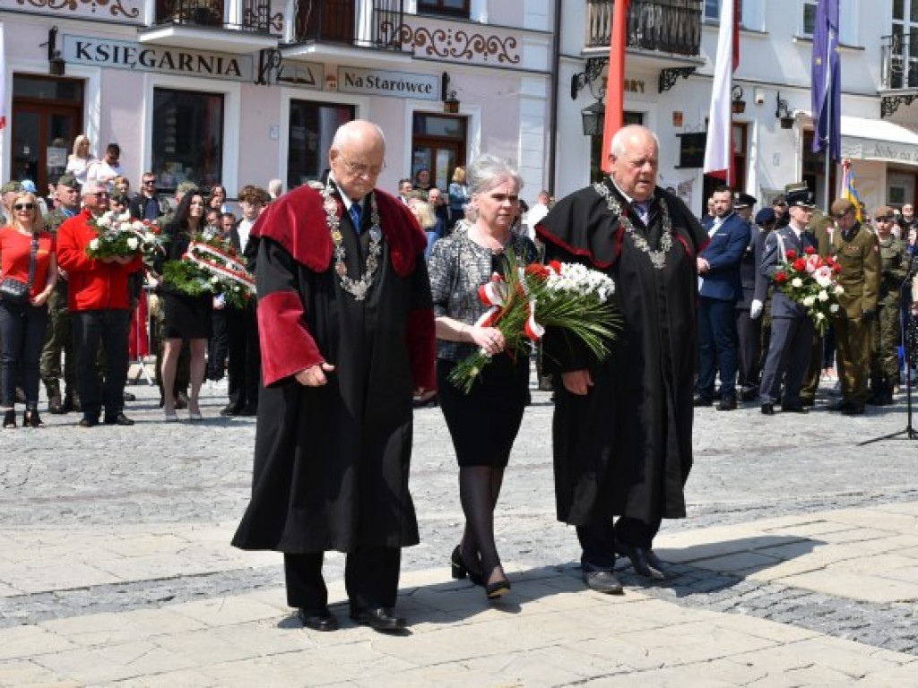 Obchody Narodowego Święta Trzeciego Maja w Sandomierzu. Modlitwa, uroczystość patriotyczna i pokazy kawaleryjskie [zdjęcia]
