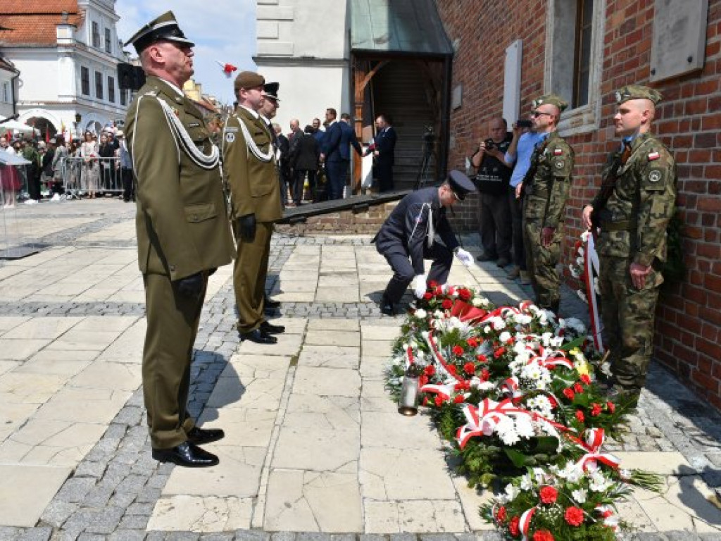 Obchody Narodowego Święta Trzeciego Maja w Sandomierzu. Modlitwa, uroczystość patriotyczna i pokazy kawaleryjskie [zdjęcia]