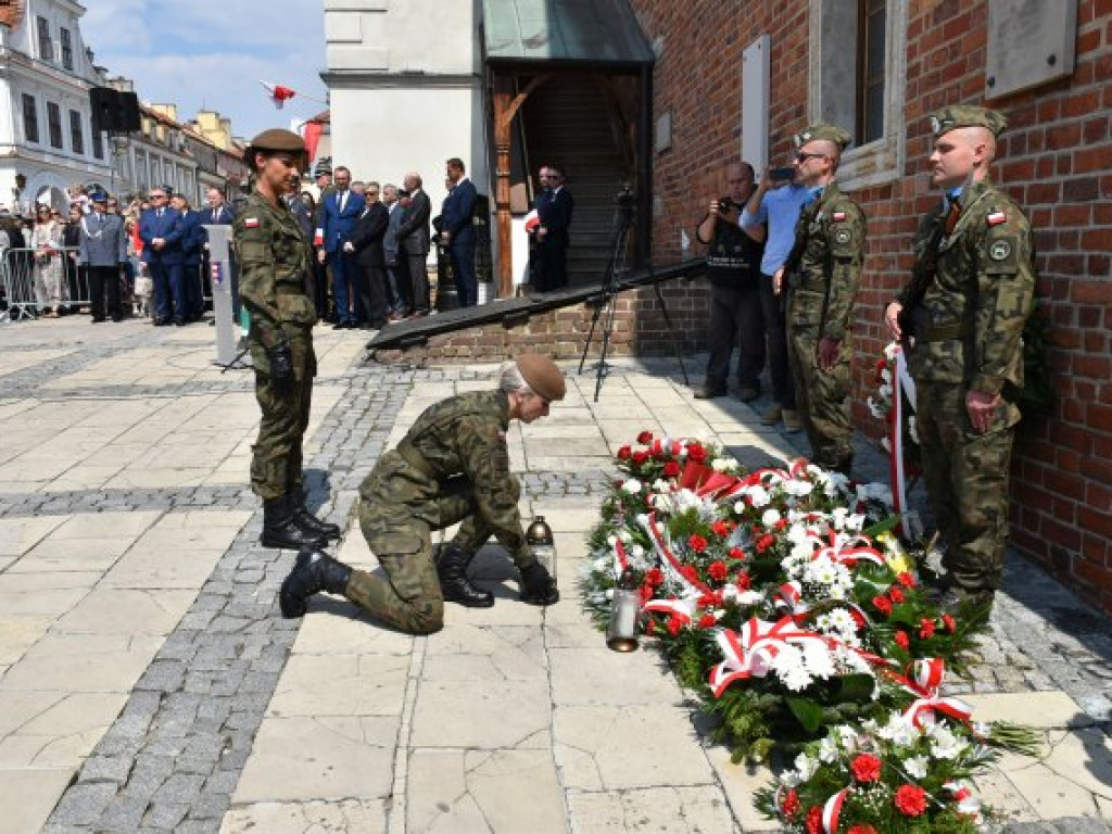Obchody Narodowego Święta Trzeciego Maja w Sandomierzu. Modlitwa, uroczystość patriotyczna i pokazy kawaleryjskie [zdjęcia]