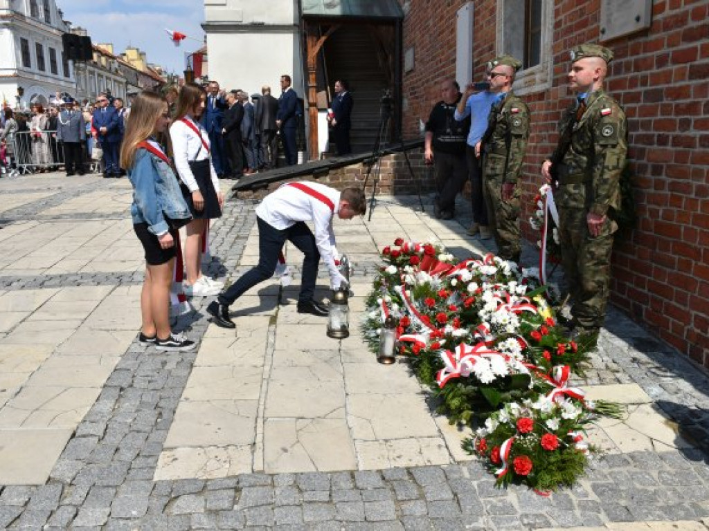 Obchody Narodowego Święta Trzeciego Maja w Sandomierzu. Modlitwa, uroczystość patriotyczna i pokazy kawaleryjskie [zdjęcia]