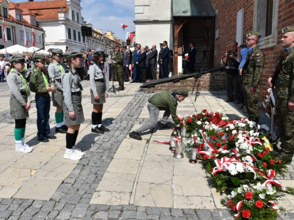 Obchody Narodowego Święta Trzeciego Maja w Sandomierzu. Modlitwa, uroczystość patriotyczna i pokazy kawaleryjskie [zdjęcia]
