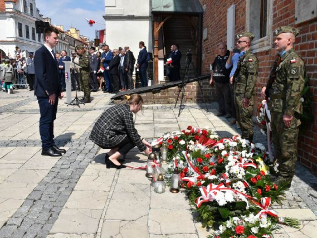 Obchody Narodowego Święta Trzeciego Maja w Sandomierzu. Modlitwa, uroczystość patriotyczna i pokazy kawaleryjskie [zdjęcia]