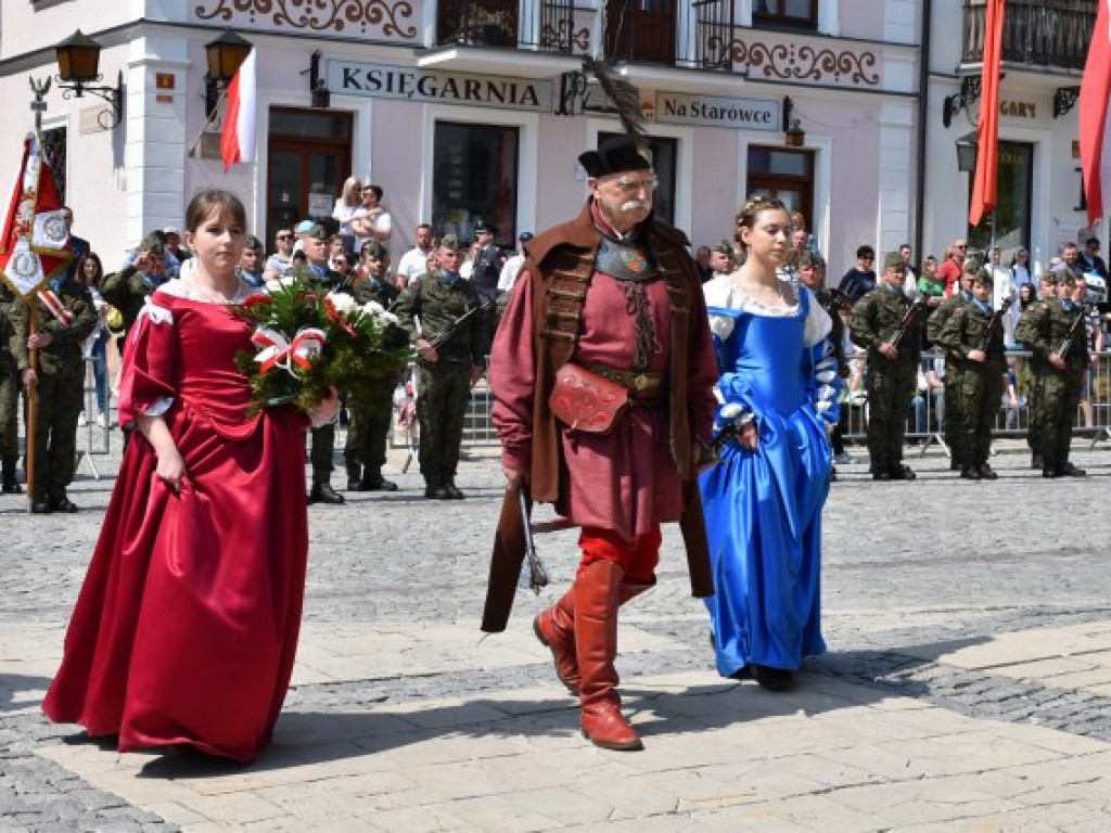 Obchody Narodowego Święta Trzeciego Maja w Sandomierzu. Modlitwa, uroczystość patriotyczna i pokazy kawaleryjskie [zdjęcia]