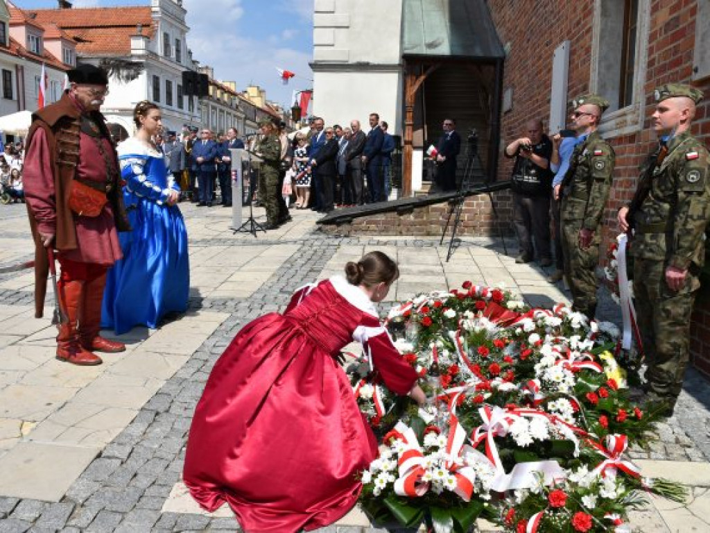 Obchody Narodowego Święta Trzeciego Maja w Sandomierzu. Modlitwa, uroczystość patriotyczna i pokazy kawaleryjskie [zdjęcia]