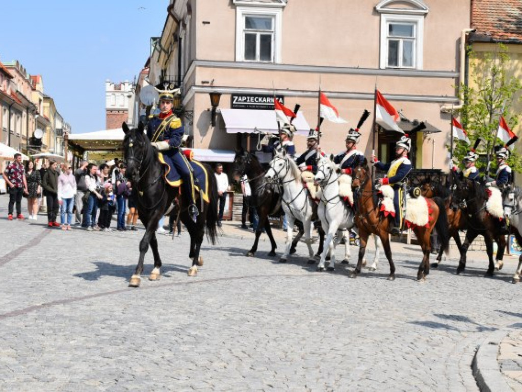 Obchody Narodowego Święta Trzeciego Maja w Sandomierzu. Modlitwa, uroczystość patriotyczna i pokazy kawaleryjskie [zdjęcia]