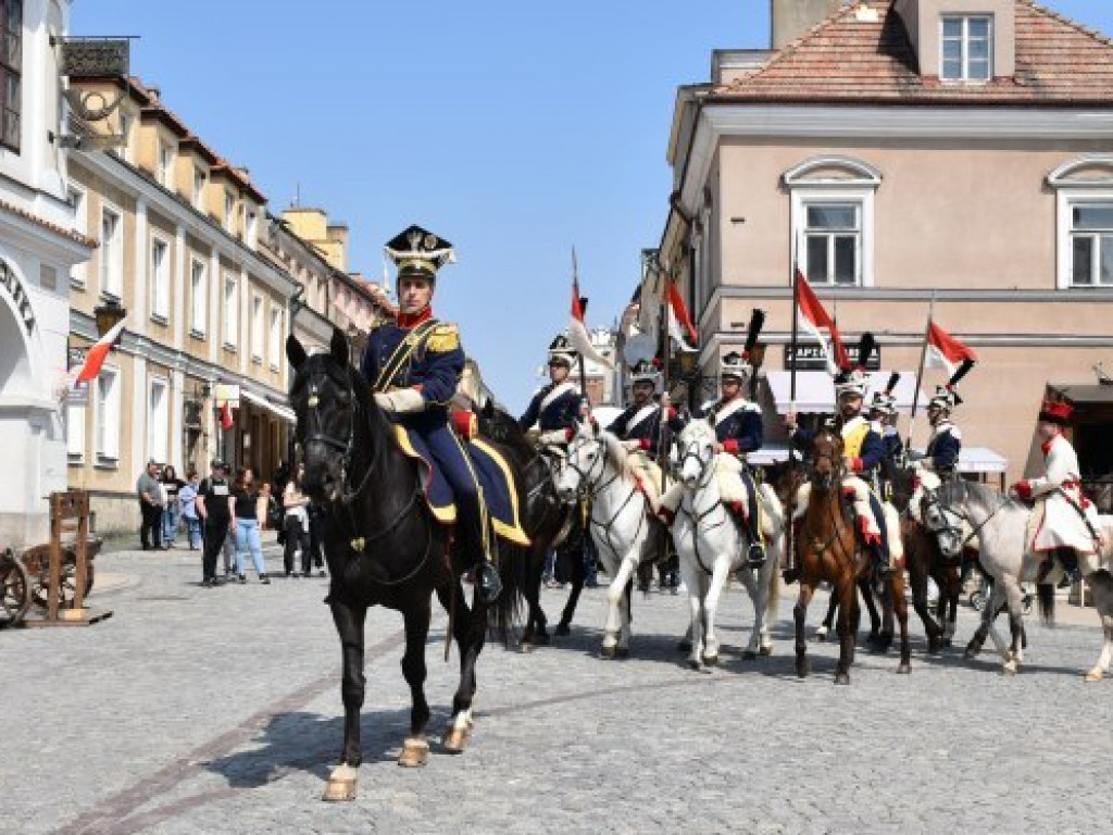 Obchody Narodowego Święta Trzeciego Maja w Sandomierzu. Modlitwa, uroczystość patriotyczna i pokazy kawaleryjskie [zdjęcia]