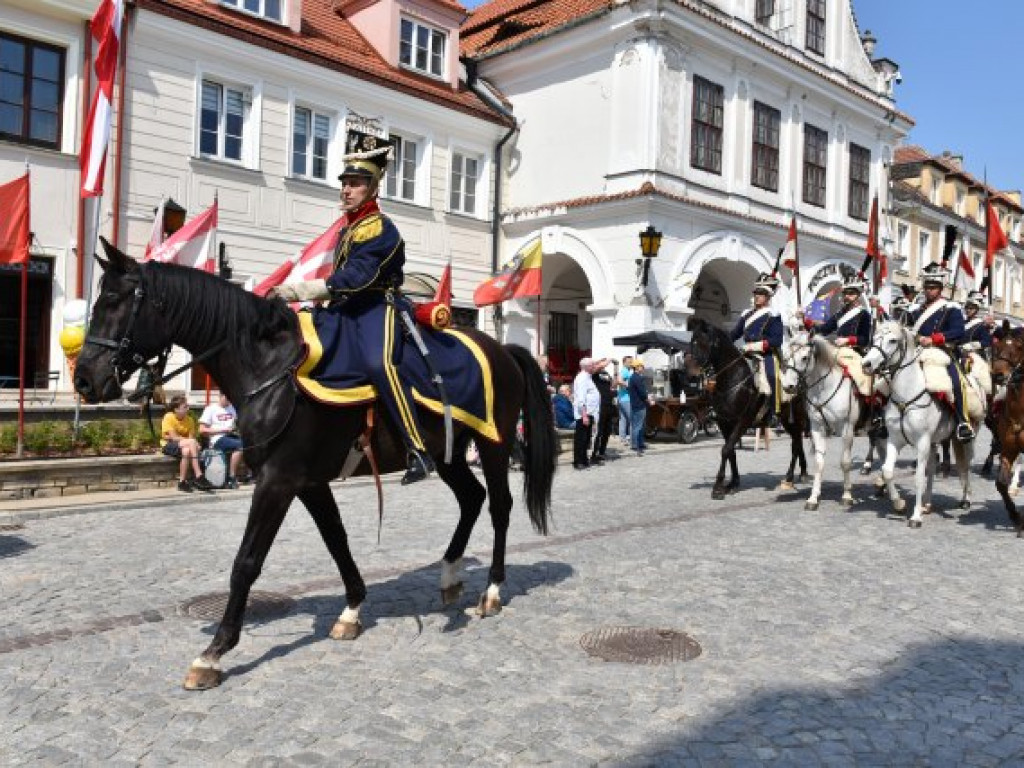 Obchody Narodowego Święta Trzeciego Maja w Sandomierzu. Modlitwa, uroczystość patriotyczna i pokazy kawaleryjskie [zdjęcia]