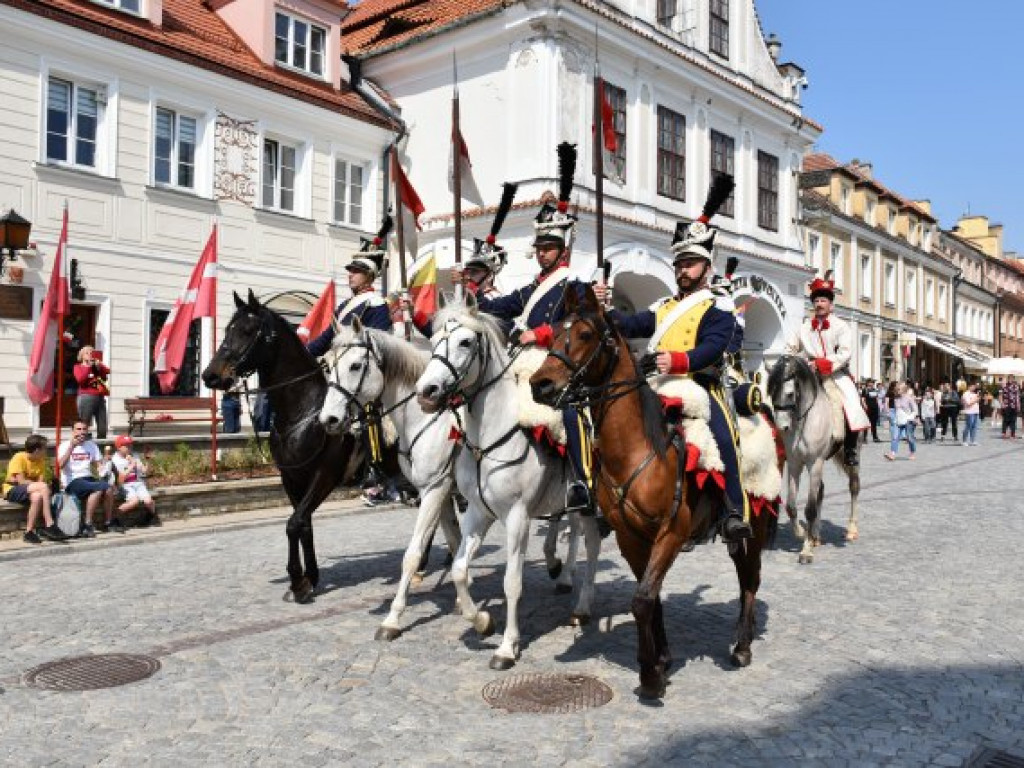 Obchody Narodowego Święta Trzeciego Maja w Sandomierzu. Modlitwa, uroczystość patriotyczna i pokazy kawaleryjskie [zdjęcia]