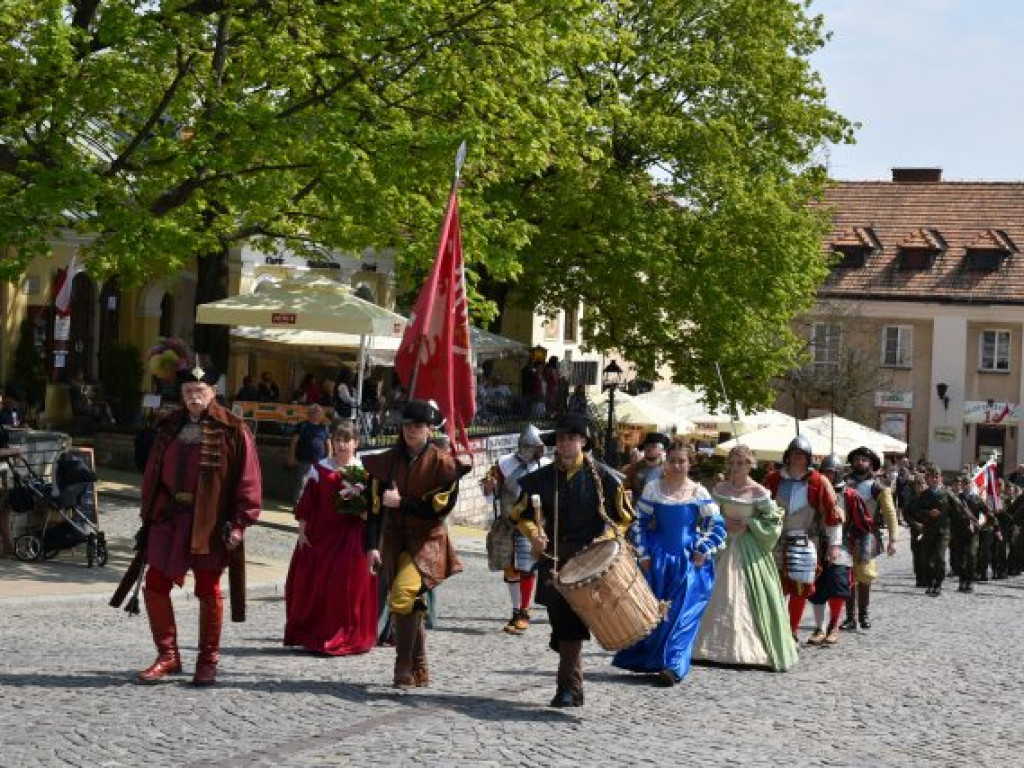Obchody Narodowego Święta Trzeciego Maja w Sandomierzu. Modlitwa, uroczystość patriotyczna i pokazy kawaleryjskie [zdjęcia]