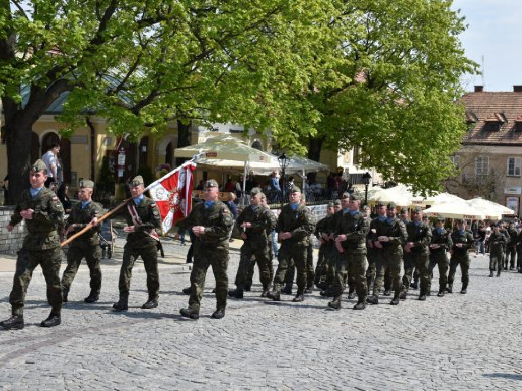 Obchody Narodowego Święta Trzeciego Maja w Sandomierzu. Modlitwa, uroczystość patriotyczna i pokazy kawaleryjskie [zdjęcia]