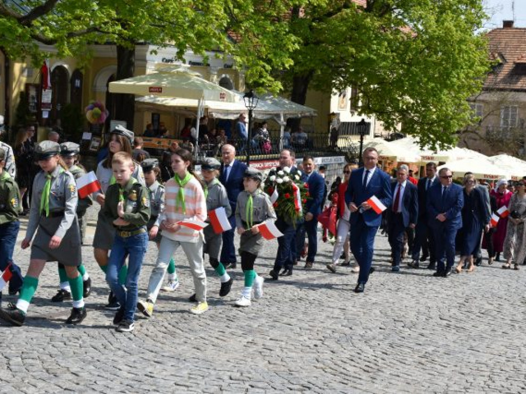 Obchody Narodowego Święta Trzeciego Maja w Sandomierzu. Modlitwa, uroczystość patriotyczna i pokazy kawaleryjskie [zdjęcia]