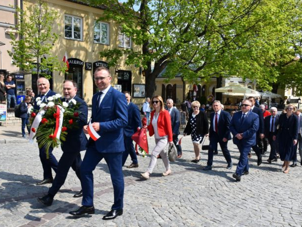 Obchody Narodowego Święta Trzeciego Maja w Sandomierzu. Modlitwa, uroczystość patriotyczna i pokazy kawaleryjskie [zdjęcia]