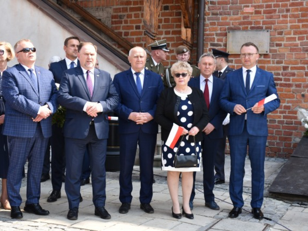 Obchody Narodowego Święta Trzeciego Maja w Sandomierzu. Modlitwa, uroczystość patriotyczna i pokazy kawaleryjskie [zdjęcia]