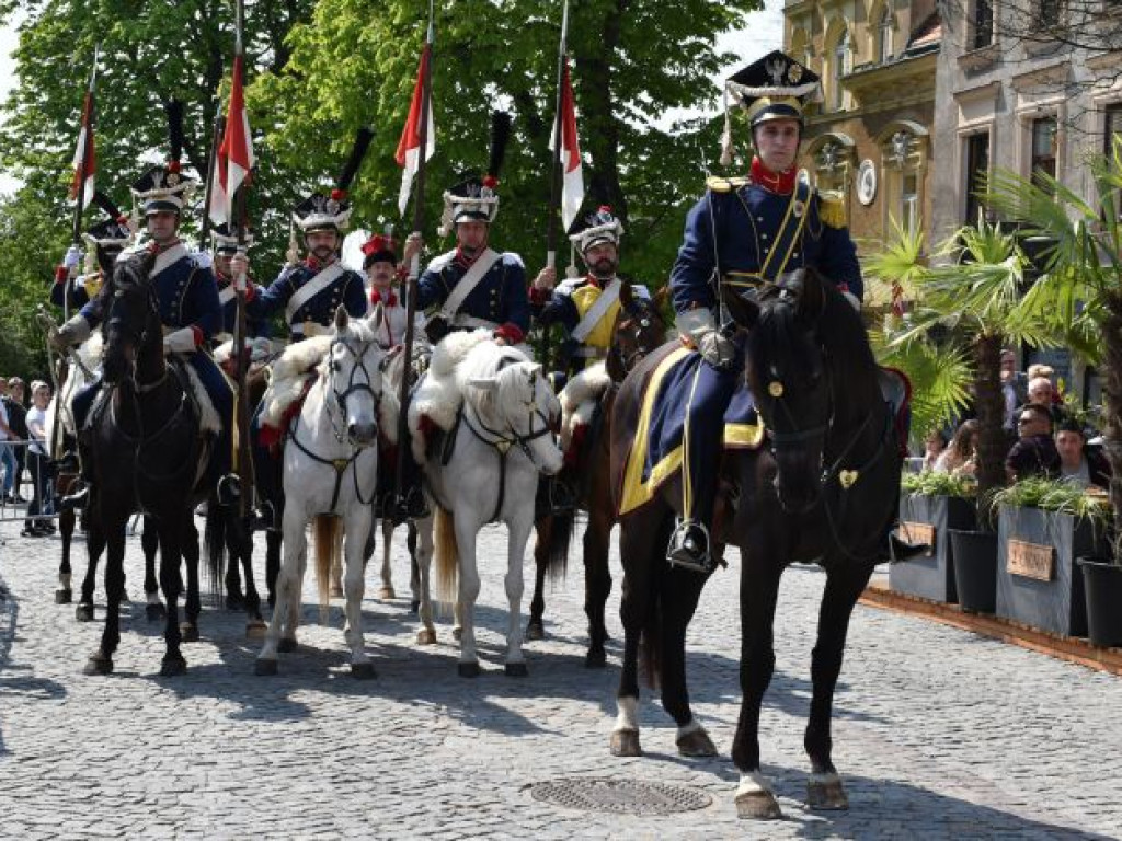 Obchody Narodowego Święta Trzeciego Maja w Sandomierzu. Modlitwa, uroczystość patriotyczna i pokazy kawaleryjskie [zdjęcia]