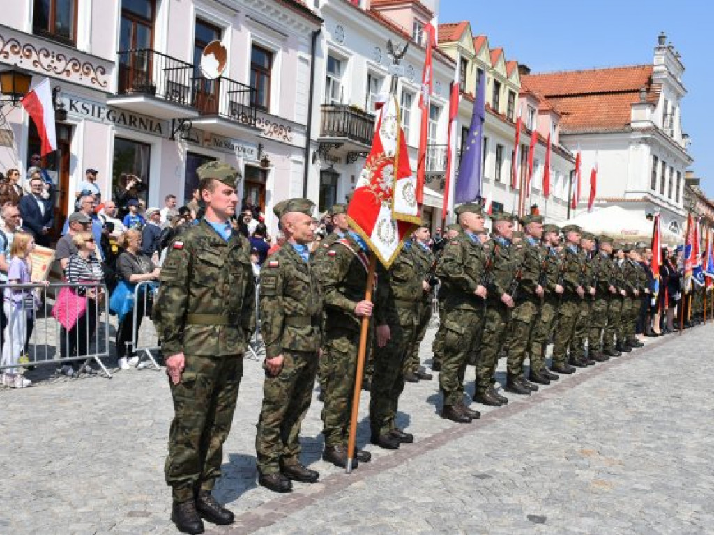 Obchody Narodowego Święta Trzeciego Maja w Sandomierzu. Modlitwa, uroczystość patriotyczna i pokazy kawaleryjskie [zdjęcia]