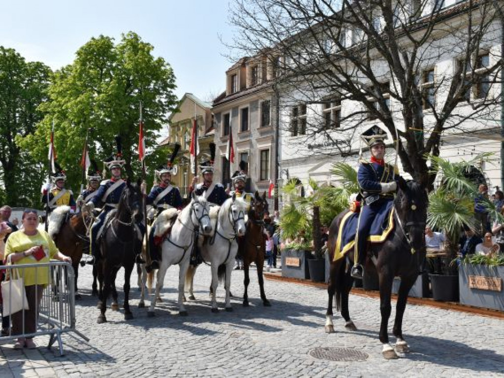 Obchody Narodowego Święta Trzeciego Maja w Sandomierzu. Modlitwa, uroczystość patriotyczna i pokazy kawaleryjskie [zdjęcia]