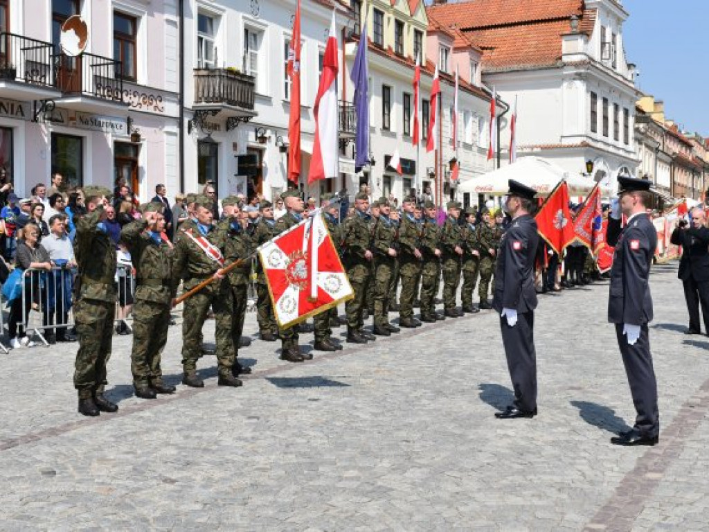 Obchody Narodowego Święta Trzeciego Maja w Sandomierzu. Modlitwa, uroczystość patriotyczna i pokazy kawaleryjskie [zdjęcia]