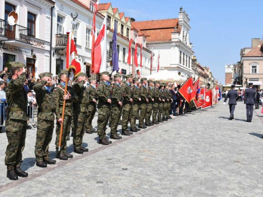 Obchody Narodowego Święta Trzeciego Maja w Sandomierzu. Modlitwa, uroczystość patriotyczna i pokazy kawaleryjskie [zdjęcia]