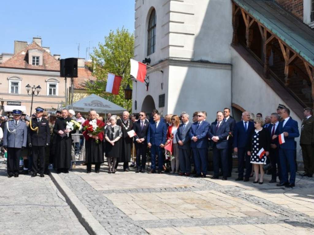 Obchody Narodowego Święta Trzeciego Maja w Sandomierzu. Modlitwa, uroczystość patriotyczna i pokazy kawaleryjskie [zdjęcia]
