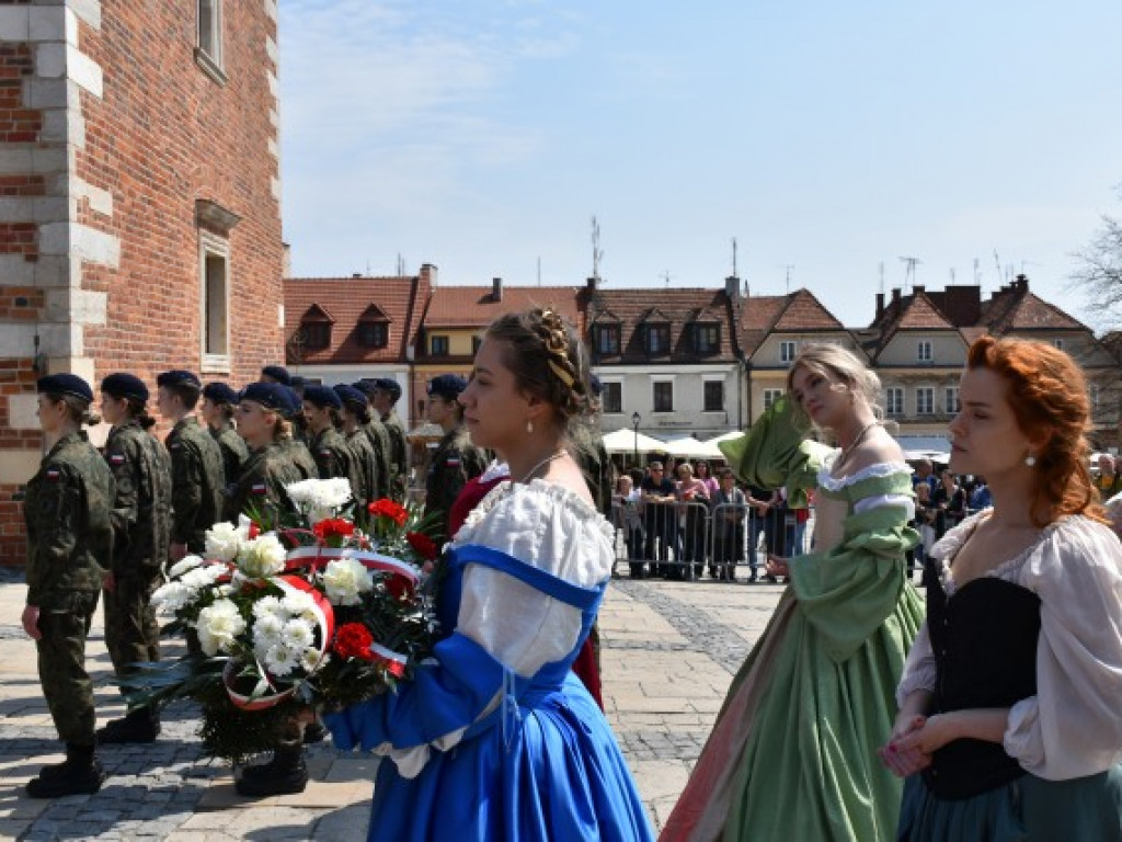 Obchody Narodowego Święta Trzeciego Maja w Sandomierzu. Modlitwa, uroczystość patriotyczna i pokazy kawaleryjskie [zdjęcia]