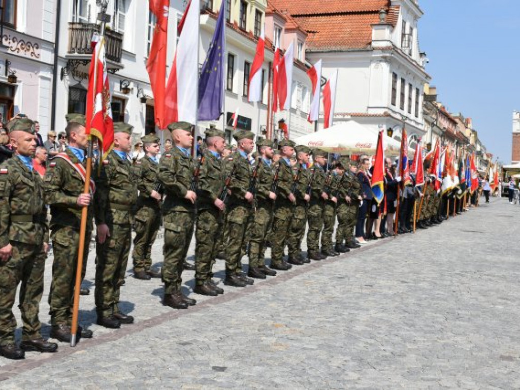 Obchody Narodowego Święta Trzeciego Maja w Sandomierzu. Modlitwa, uroczystość patriotyczna i pokazy kawaleryjskie [zdjęcia]