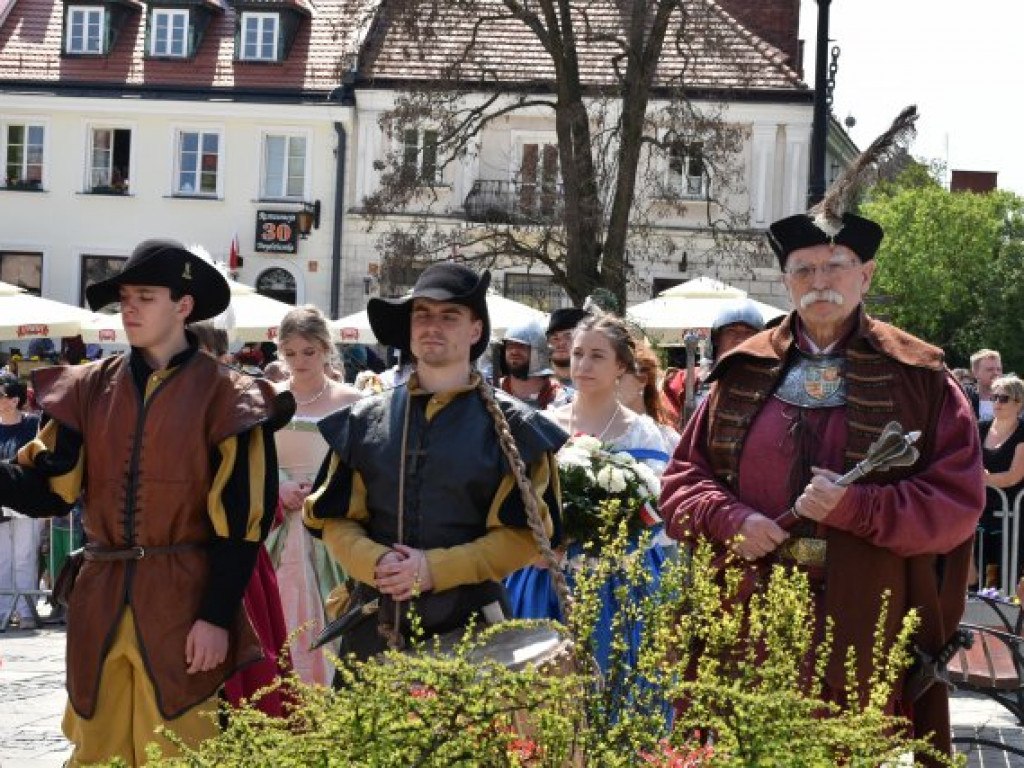 Obchody Narodowego Święta Trzeciego Maja w Sandomierzu. Modlitwa, uroczystość patriotyczna i pokazy kawaleryjskie [zdjęcia]