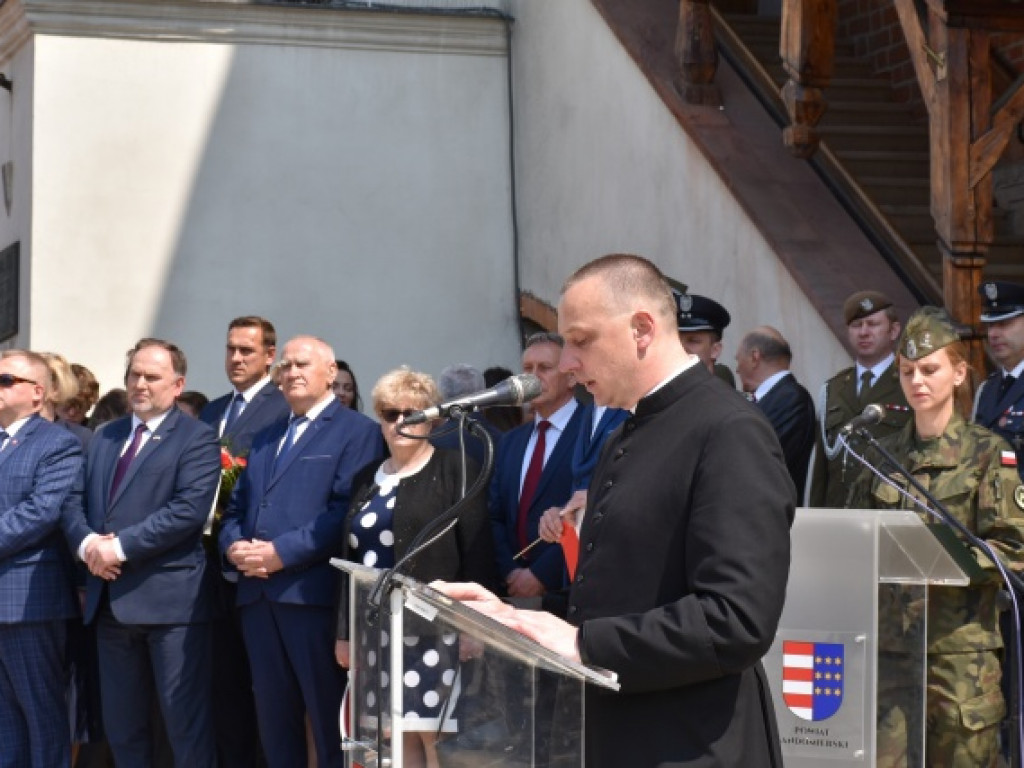 Obchody Narodowego Święta Trzeciego Maja w Sandomierzu. Modlitwa, uroczystość patriotyczna i pokazy kawaleryjskie [zdjęcia]