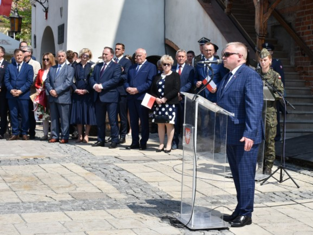 Obchody Narodowego Święta Trzeciego Maja w Sandomierzu. Modlitwa, uroczystość patriotyczna i pokazy kawaleryjskie [zdjęcia]