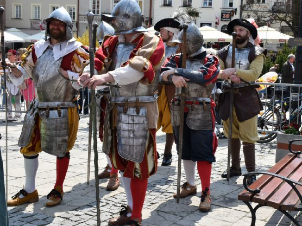 Obchody Narodowego Święta Trzeciego Maja w Sandomierzu. Modlitwa, uroczystość patriotyczna i pokazy kawaleryjskie [zdjęcia]