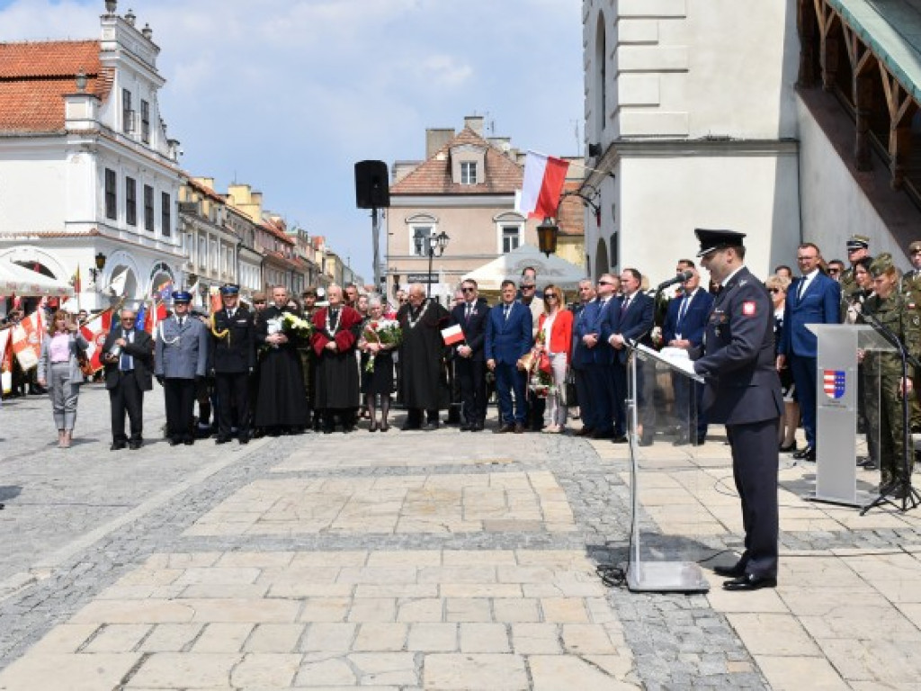 Obchody Narodowego Święta Trzeciego Maja w Sandomierzu. Modlitwa, uroczystość patriotyczna i pokazy kawaleryjskie [zdjęcia]