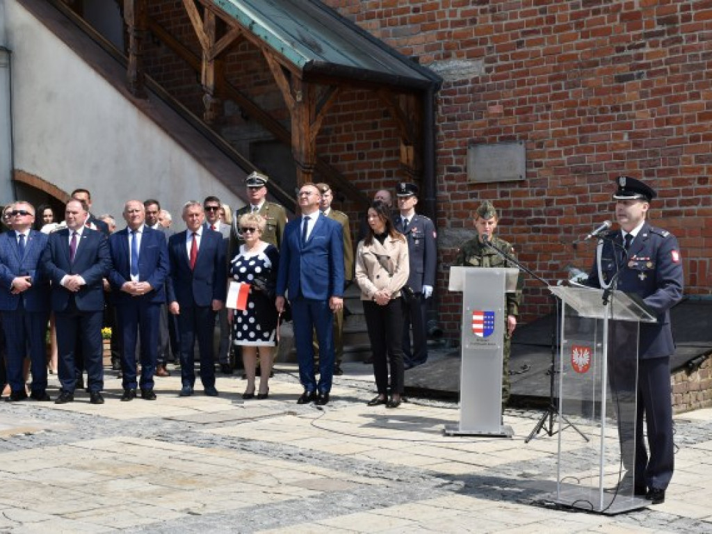 Obchody Narodowego Święta Trzeciego Maja w Sandomierzu. Modlitwa, uroczystość patriotyczna i pokazy kawaleryjskie [zdjęcia]