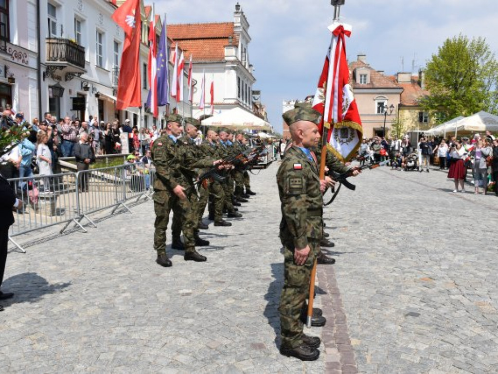 Obchody Narodowego Święta Trzeciego Maja w Sandomierzu. Modlitwa, uroczystość patriotyczna i pokazy kawaleryjskie [zdjęcia]