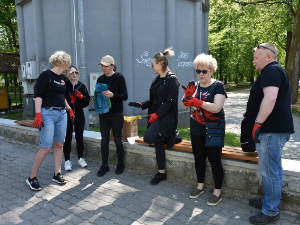 Mieszkańcy wspólnie sprzątają Sandomierz