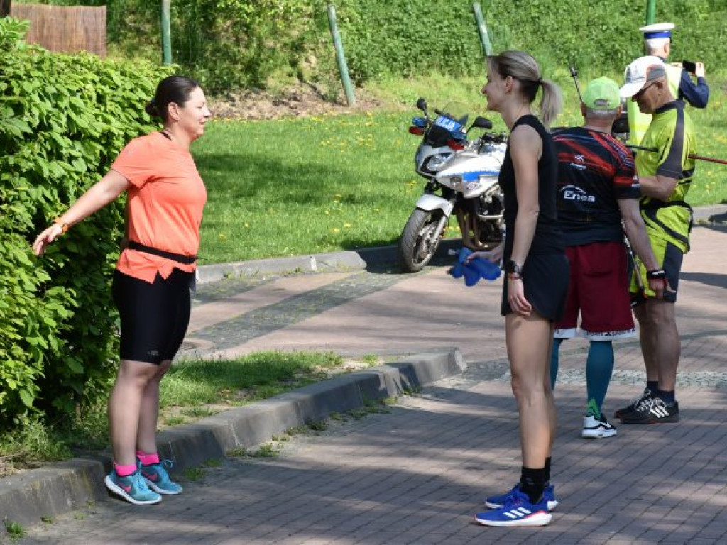 Pobiegli wśród kwitnących sadów [zdjęcia]