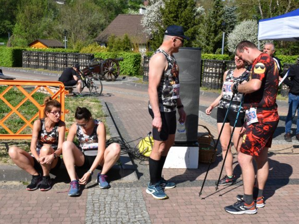 Pobiegli wśród kwitnących sadów [zdjęcia]
