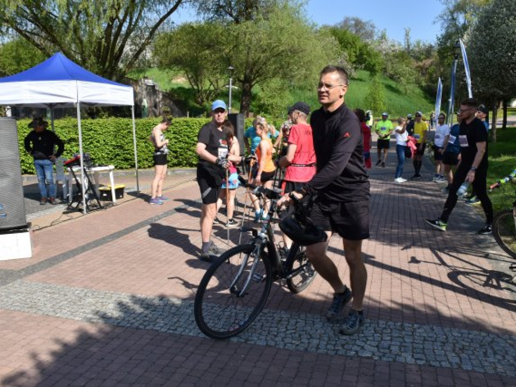 Pobiegli wśród kwitnących sadów [zdjęcia]