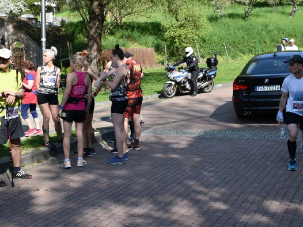 Pobiegli wśród kwitnących sadów [zdjęcia]