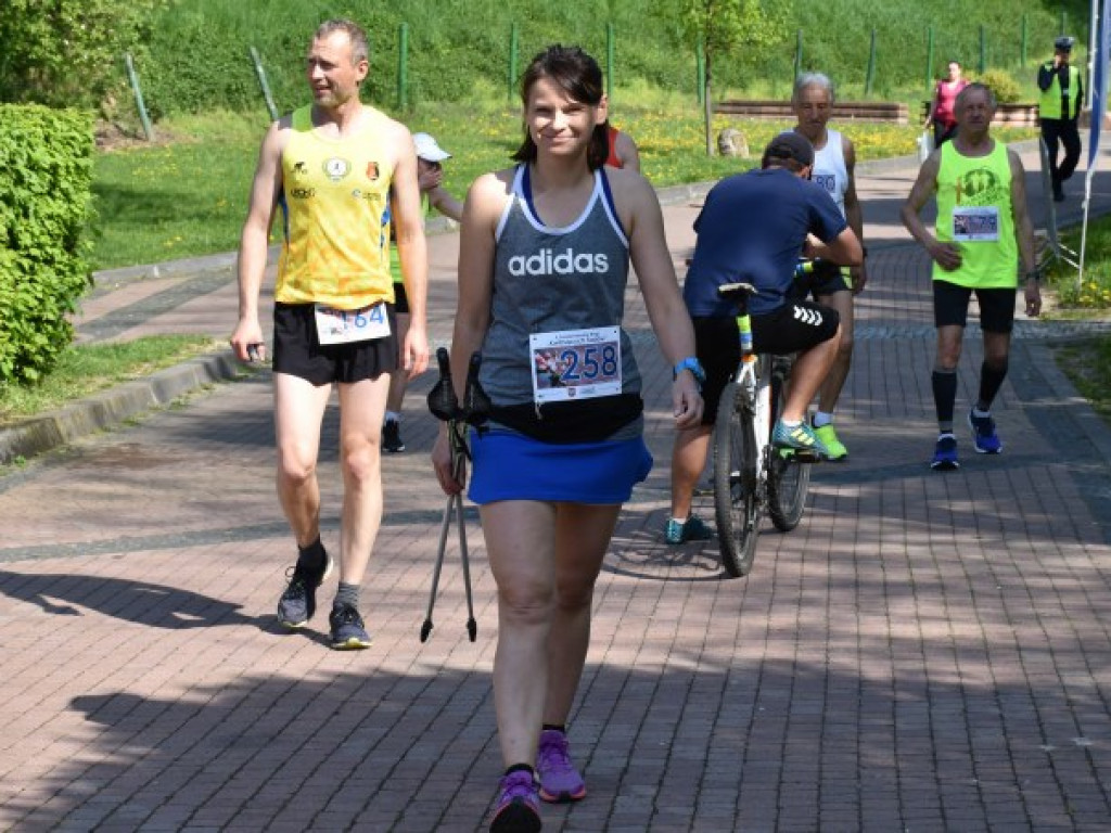 Pobiegli wśród kwitnących sadów [zdjęcia]
