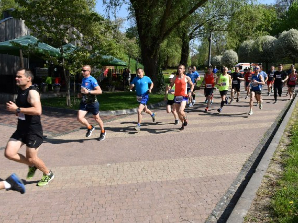 Pobiegli wśród kwitnących sadów [zdjęcia]