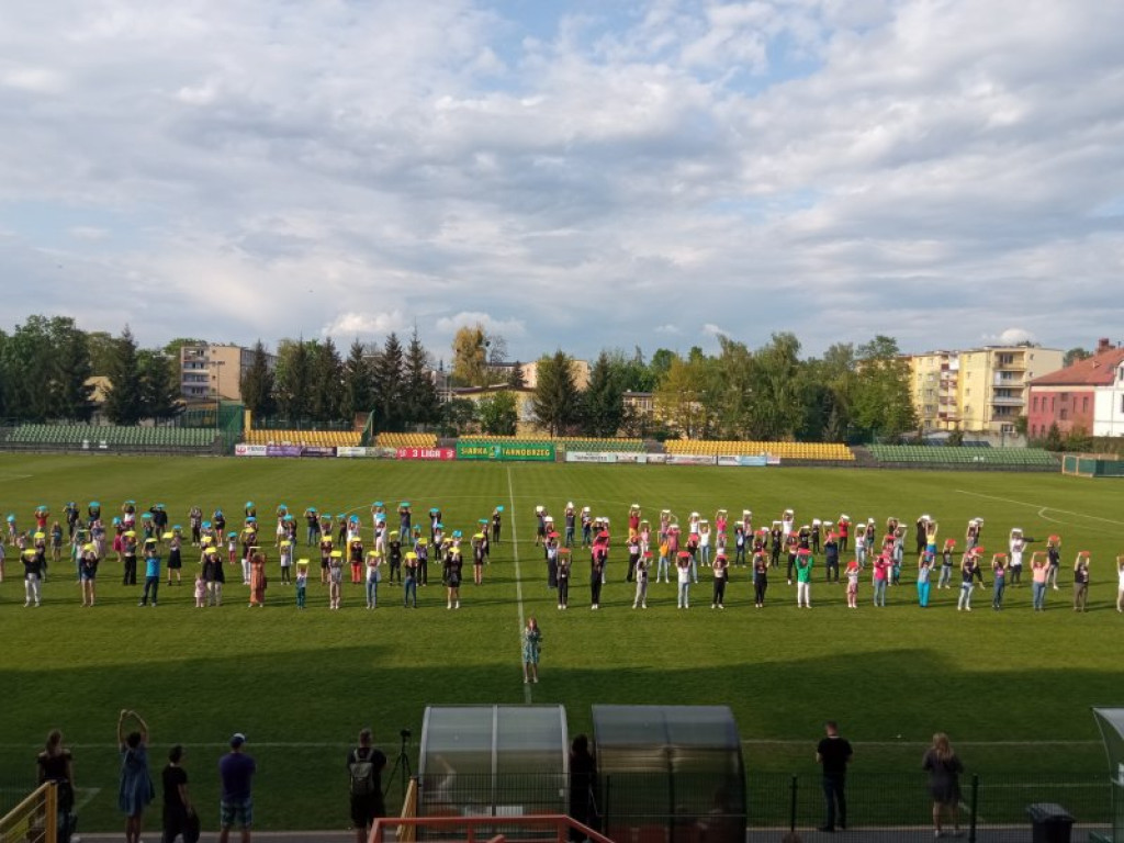 Międzynarodowy performance na stadionie w Tarnobrzegu [zdjęcia] [wideo]