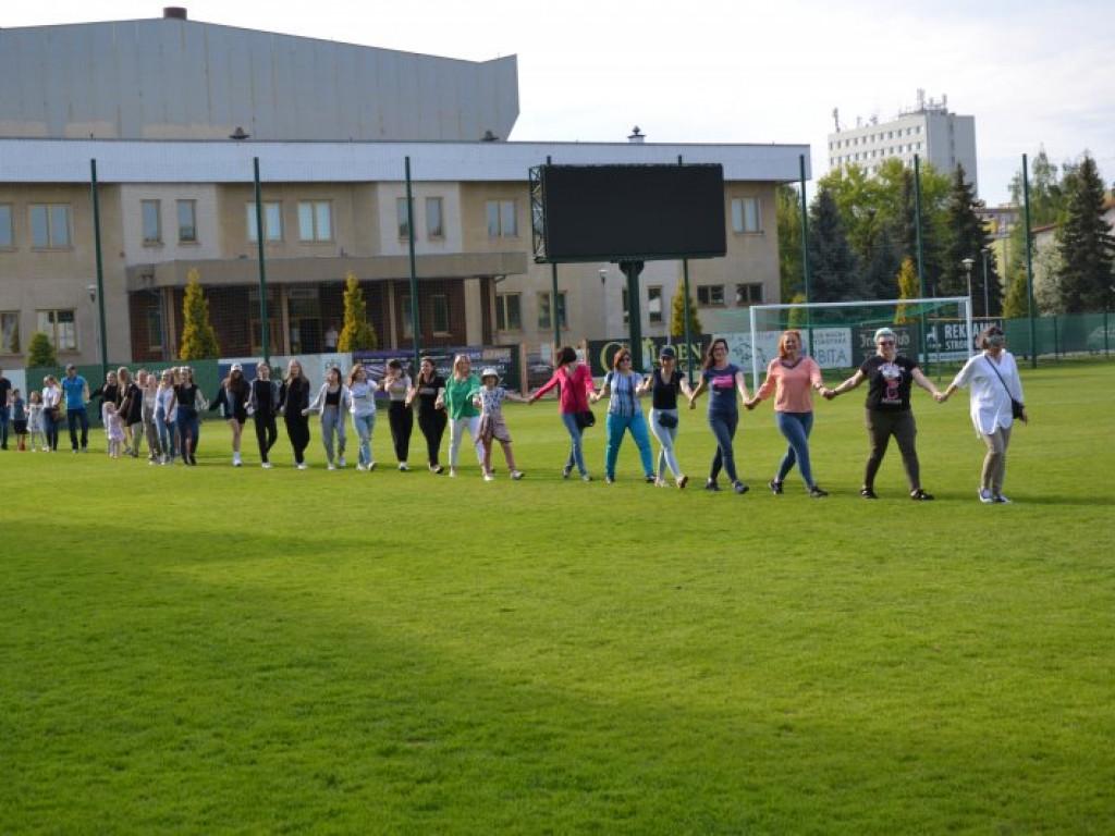 Międzynarodowy performance na stadionie w Tarnobrzegu [zdjęcia] [wideo]